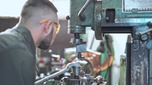 Turner está trabajando en la máquina