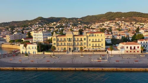 Luftaufnahme der Altstadt von Spetses und der Marina oder des Seehafens Griechenlands Drohnenvideographie