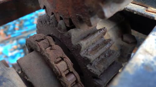 Alte rostige bewegliche Kette und Metallzahnräder 1