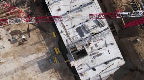 Krane und Arbeiter auf der Baustelle