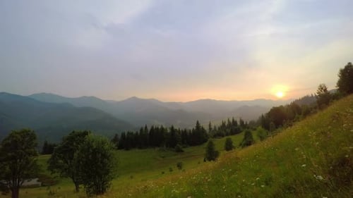 Sonnenuntergang Himmel über den Bergen