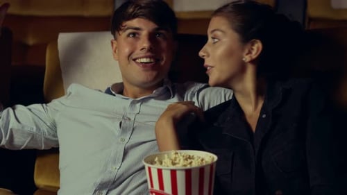 Gente y público viendo películas en el cine