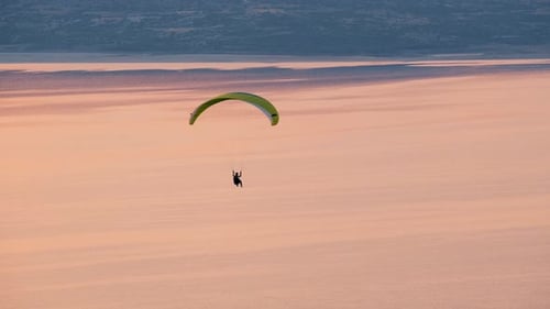 Parasailing bei Sonnenuntergang