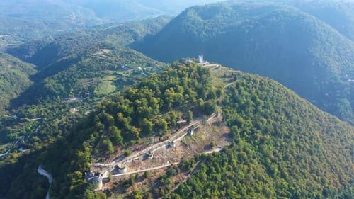 Luftbild der Festung Anakopia und des Iverskaya-Berges Abchasien