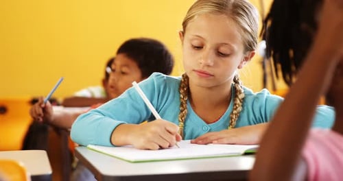 Crianças da escola estudando em sala de aula