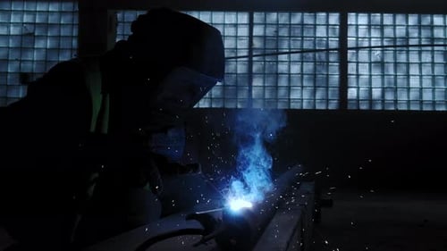 Nahaufnahme des Fabrikarbeiters schweißt Metall mit einem Schweißgerät