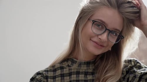 Schöne Frau mit Brille
