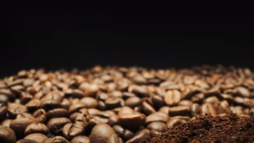 Ansicht von Kaffeebohnen und gemahlenem Kaffee. Nahaufnahme.
