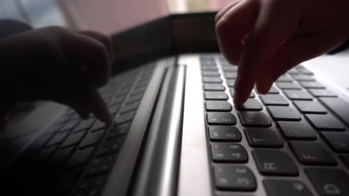 Hand-SMS auf Laptop-Tastatur Nahaufnahme