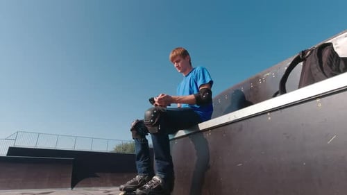 Hombre en un parque de patinaje en protección