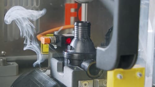Machines robotisées avancées fabriquant des pièces sur une chaîne de montage automatisée