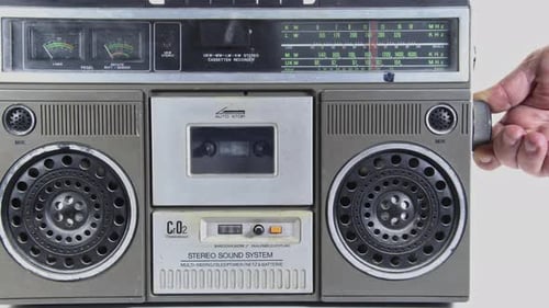 Vintage-Kassettenspieler sucht nach einem Handfunkkanal