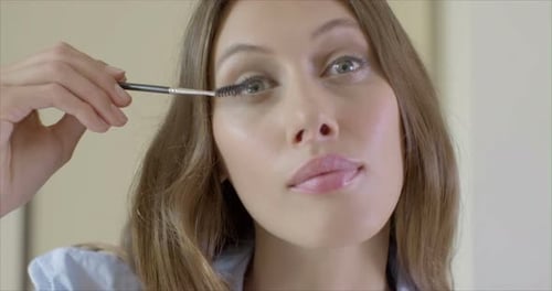 Frau trägt Mascara auf