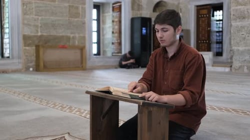 Das islamische Heilige Buch lesen