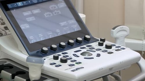 Dispositivo moderno para ultrasonografía en un consultorio médico, vista detallada
