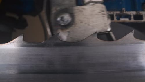 Dünne Bandsäge bewegt sich durch die Schärfmaschine im Werk