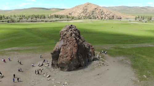 Touristes Symbole religieux Taikhar Chuluu Rock à Arhangai Aimag, Mongolie