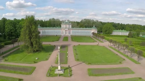 Vue aérienne des paysages verdoyants et de l'ancien palais du parc Tsaritsyno