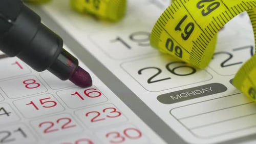 Marquez le jour sur le calendrier avec du ruban adhésif jaune