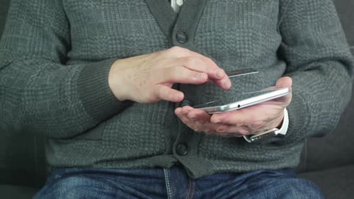 Alter Mann benutzt Tablet zu Hause