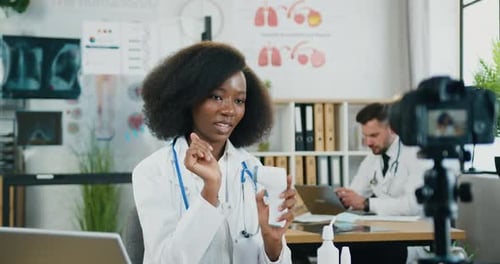 Médico graba un Vídeo y explicaba cómo usar un termómetro infrarrojo sin contacto