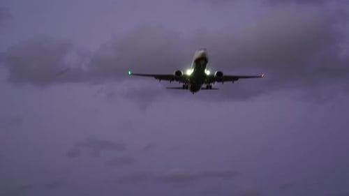 Flugzeug startet in der Nacht