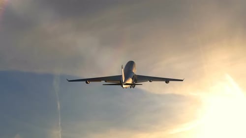 Passagierflugzeug steigt nach dem Start bei malerischem Sonnenuntergang