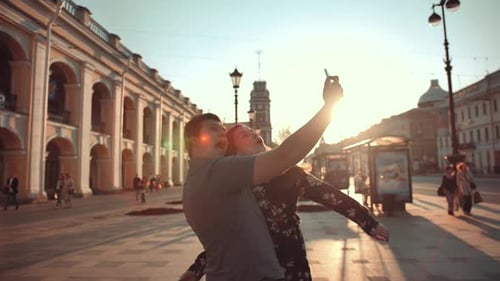 Jeune couple prenant des selfies à City Big Road Avenue