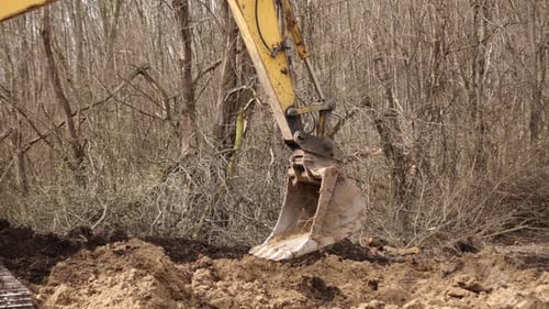 Baggerlader durch Graben von Boden auf der Baustelle