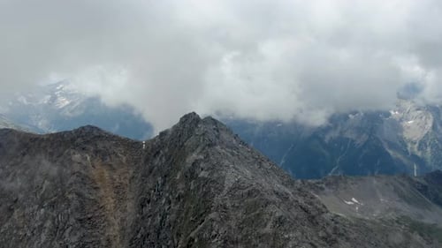 Vue aérienne des Alpes près de Zillertal en Autriche.