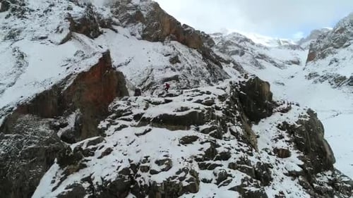 Trekking des Berggipfels im Schnee