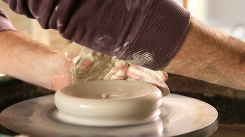 Potier mâle fabriquant un pot