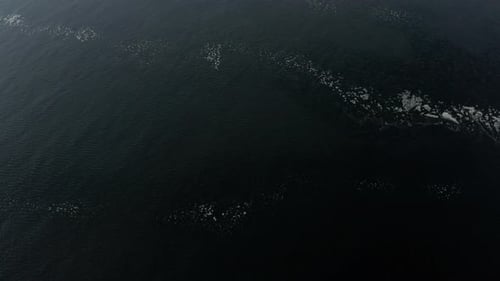 Impresionante toma de Zumbido de agua de mar en calma y puerto de astillero contra cielos soleados