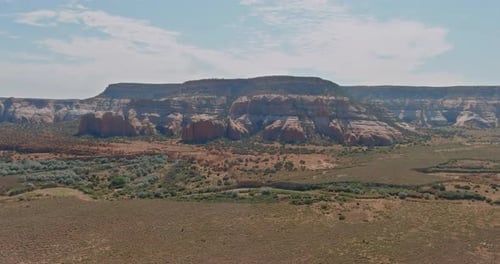Zion National Park Utah Sunny, ein roter Felsen über einer Bergwüste