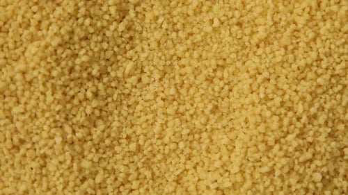 Rotation rohe trockene Couscous-Grütze, Getreide