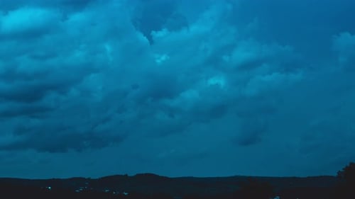 Timelapse du mouvement de nuages épais de nuit bleu foncé, images 4K