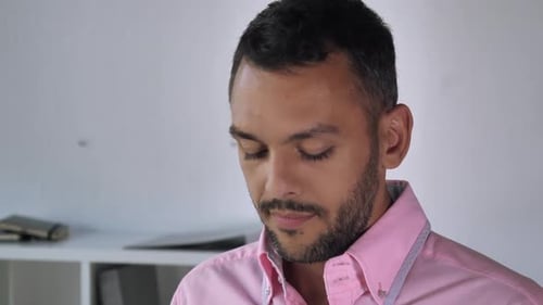 Mixed Race Guy mit Brille Nahaufnahme