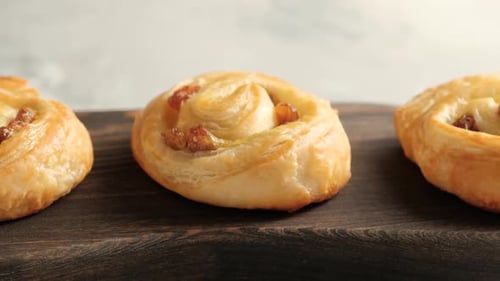 Süße Wirbelbrötchen mit Rosinen zum Frühstück