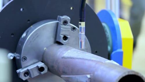 CNC-Metallbearbeitung. Automatische Metallbearbeitungsmaschine.