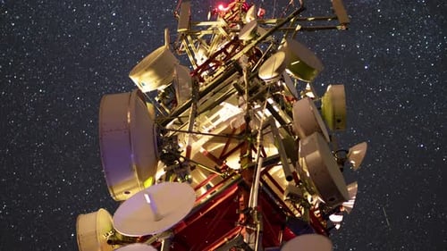 Images Laps de temps d'étoiles dans le ciel nocturne au-dessus de la tour radio
