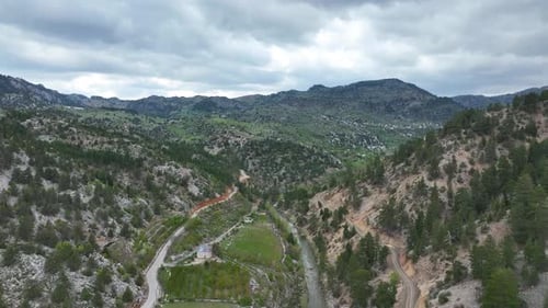 Gebirgsfluss hoch in den Bergen Luftbild 4 K