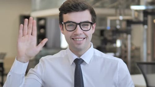 Hallo von Geschäftsmann winkende Hand