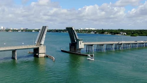 Vue aérienne de Street Bridge Crossing Ocean