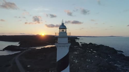 Luftaufnahme des Leuchtturms bei Sonnenuntergang 4k