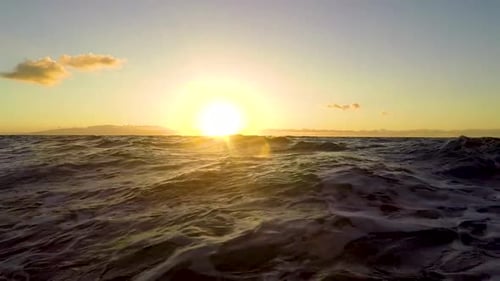 Ralenti des vagues et de la mer au coucher du soleil - Navigation dans l'océan bleu profond - voyage