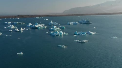 Fragments de glace d'un glacier flottant à la surface du lac