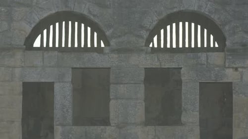 Zwei Fenster mit Rosten in der Pula Arena
