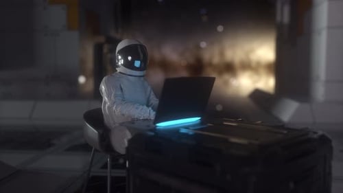Astronauta trabalha em seu laptop científico em uma sala de espaçonave futurista