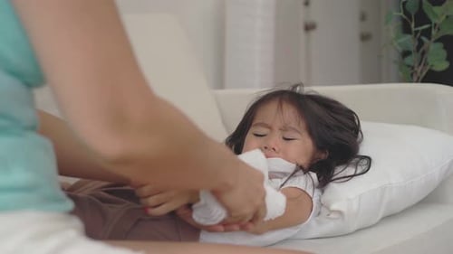 Mère réconfortant sa fille malade 25