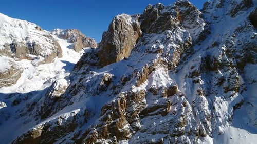 Luftaufnahme Hohe verschneite Berge
